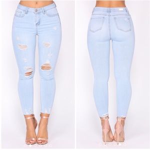 NWT 🏷 Fashion Nova Cropped Distressed Jeans